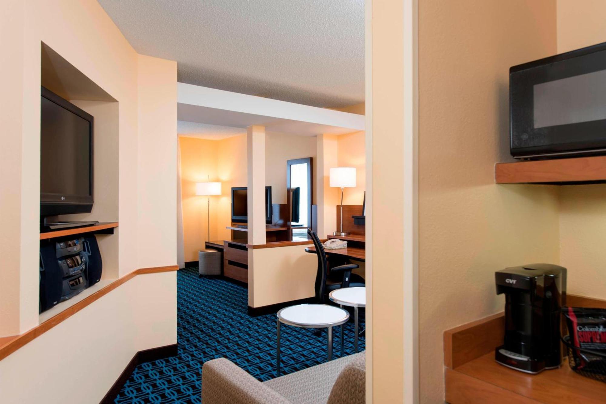 Fairfield And By Marriott Chicago St. Charles Hotel 3*