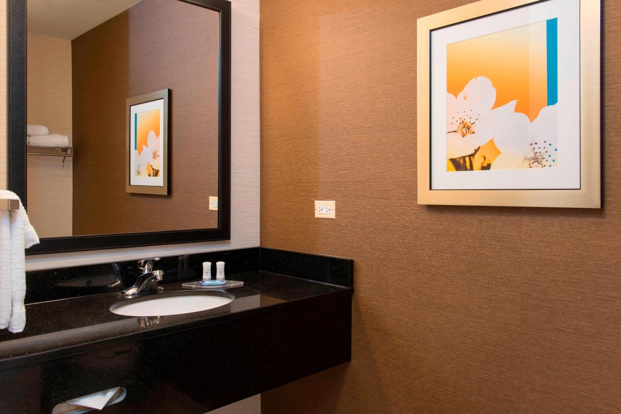 Fairfield And By Marriott Chicago St. Charles 3*